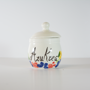 Azucarero de cerámica blanco.