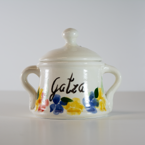 Salero con etiqueta en euskera