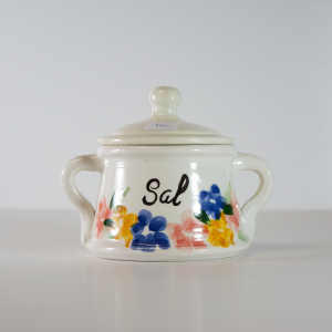 Salero con etiqueta en español