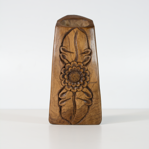 Jarrón de madera tallada