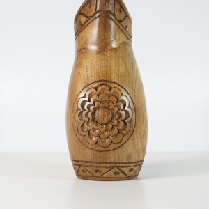 Jarra de madera tallada