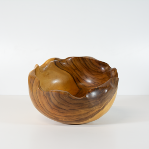 Cuenco de madera con bordes ondeados